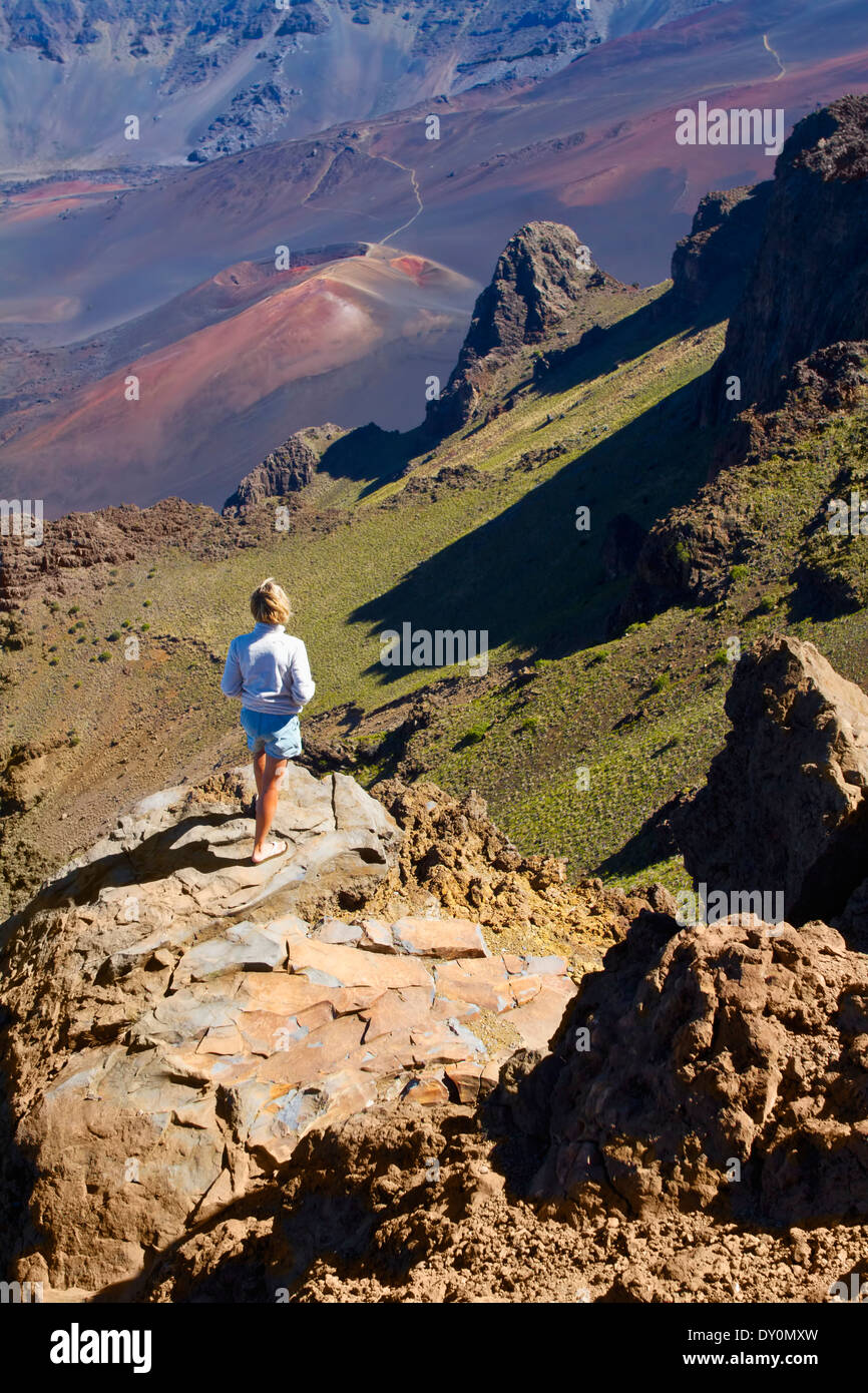 Femme regardant les cônes de cendres de l'Kalahaku surplombent, parc national de Haleakala ; Maui, Hawaii, United States of America Banque D'Images