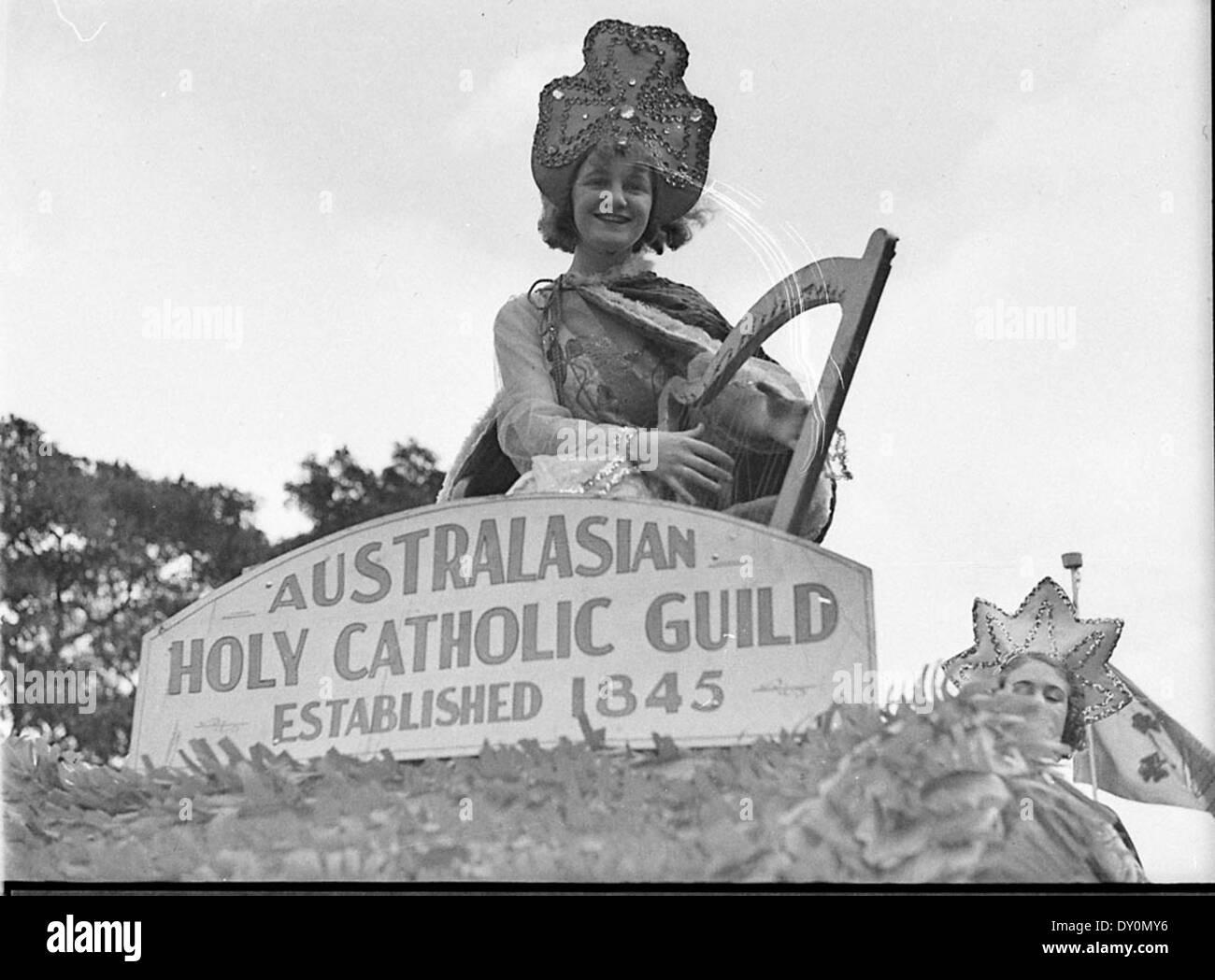 Cette photographie des années 1930 réalisée par Sam Hood capture un défilé de la Saint Patrick à Sydney, mettant en vedette des individus portant des trèfles et célébrant la culture irlandaise. L'événement reflète la forte communauté irlandaise et l'héritage catholique de l'Australie. Banque D'Images