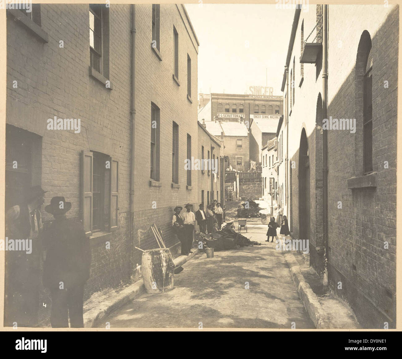 Batson's lane, off-street sussex à partir de vues prises au cours d'opérations de nettoyage ethnique, zone de quarantaine, Sydney, 1900, tome i / sous la direction de M. George mccredie, f.i.a., n.s.w. photographié par john degotardi jr. Banque D'Images