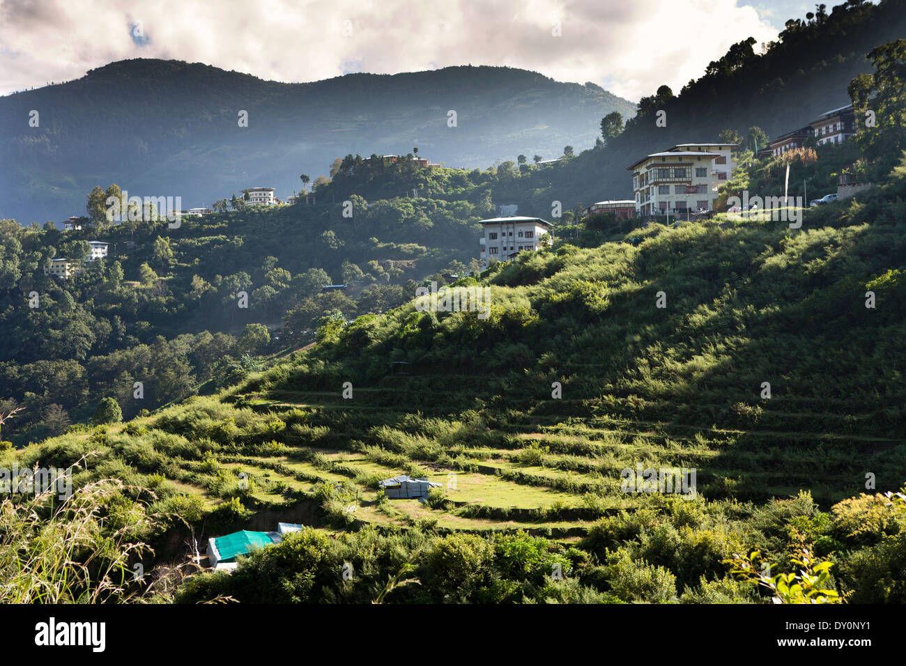 Le Bhoutan, maisons dans la vallée au nord de Mongar Lhuentse vue panoramique Banque D'Images