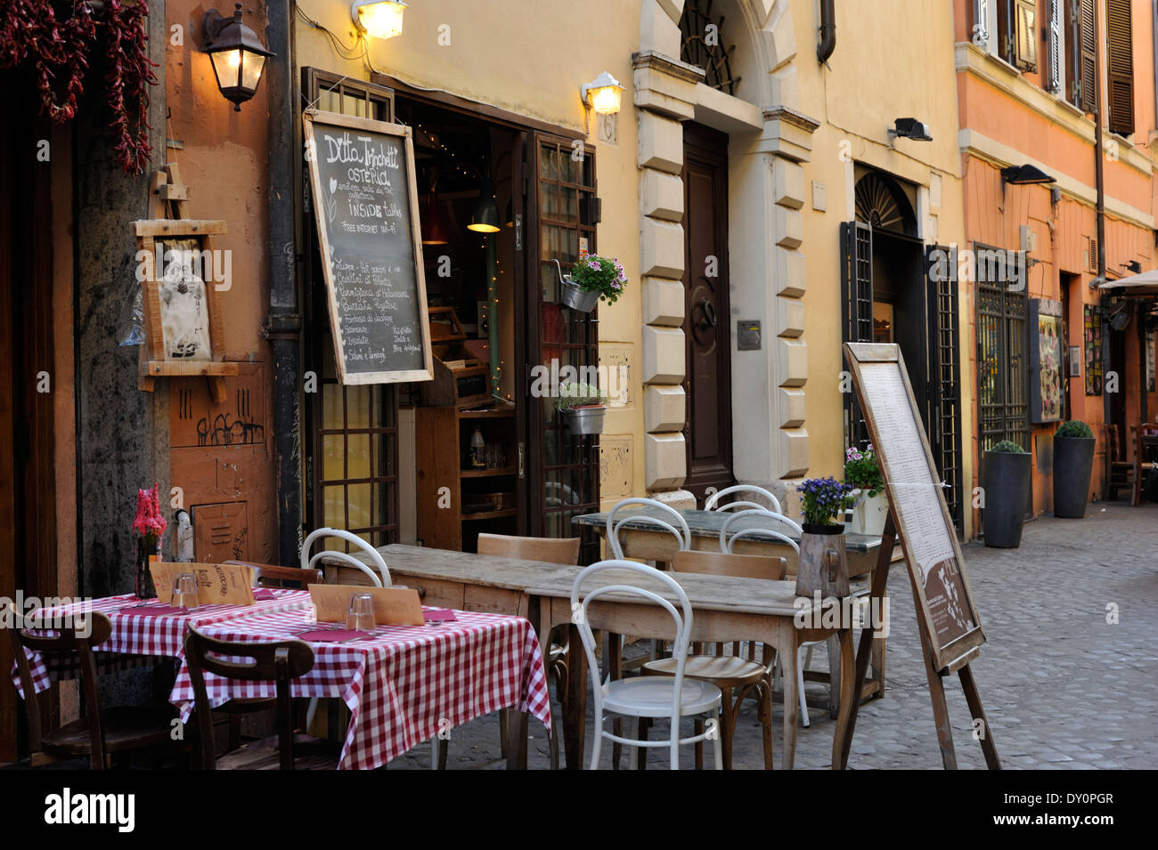 Italie, Rome, Trastevere, tables de restaurant Banque D'Images