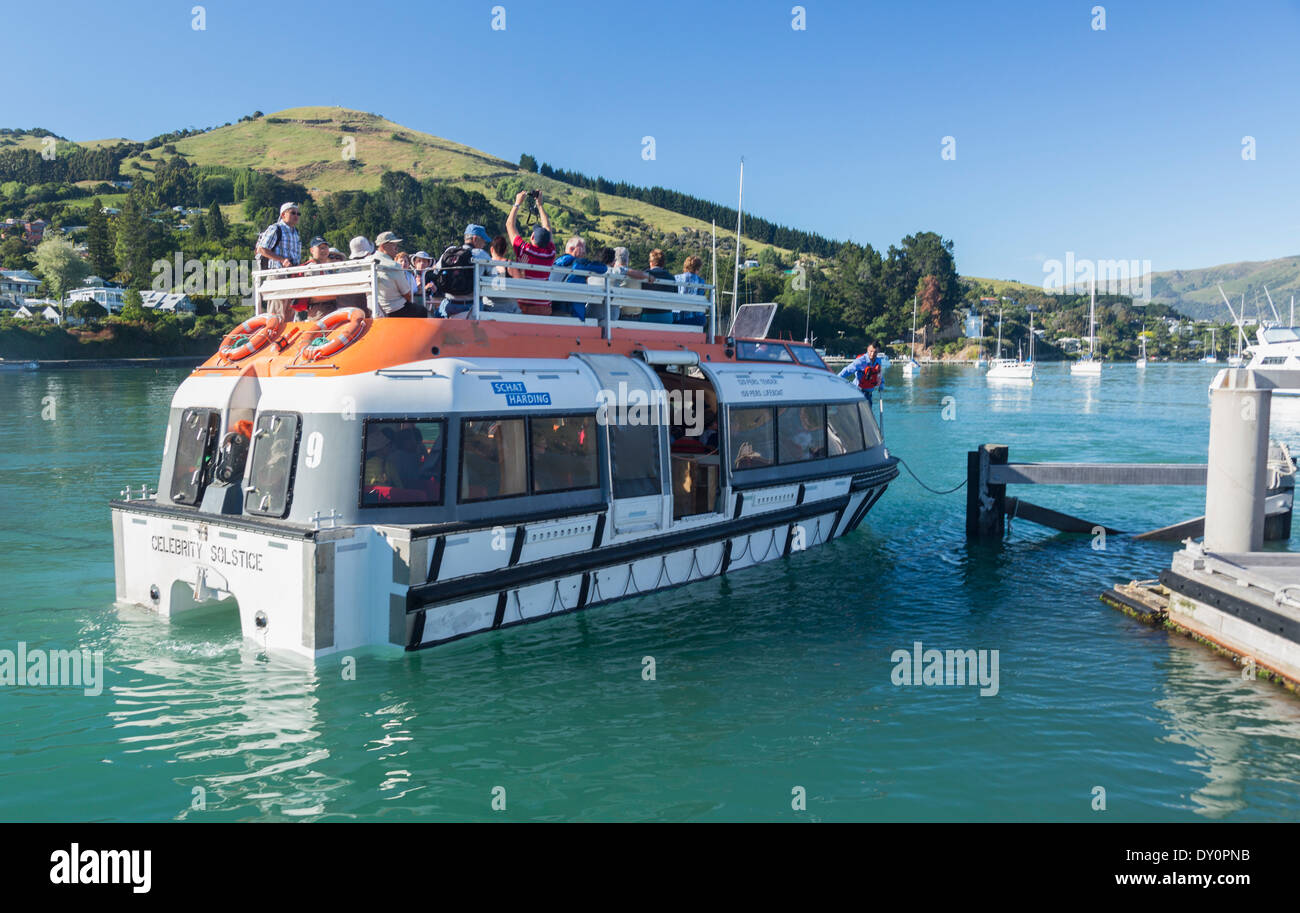 La vie de croisière voile de prendre des passagers sur un voyage de jour à partir du navire au rivage à Akaroa, Nouvelle-Zélande Banque D'Images