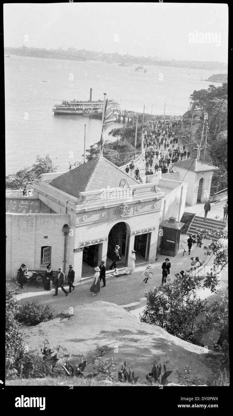 Cette photographie d'environ 1916 capture une foule arrivant au parc Taronga à Sydney, en Australie. L'image, prise par Sam Hood, est un instantané historique des visiteurs du parc du début du XXe siècle, montrant la popularité et la vie sociale de l'époque. Banque D'Images
