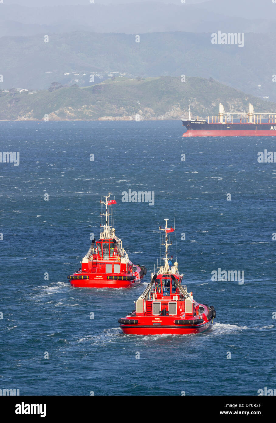 Deux remorqueurs, Wellington, Nouvelle-Zélande - au départ d'amener un navire jusqu'au port Banque D'Images