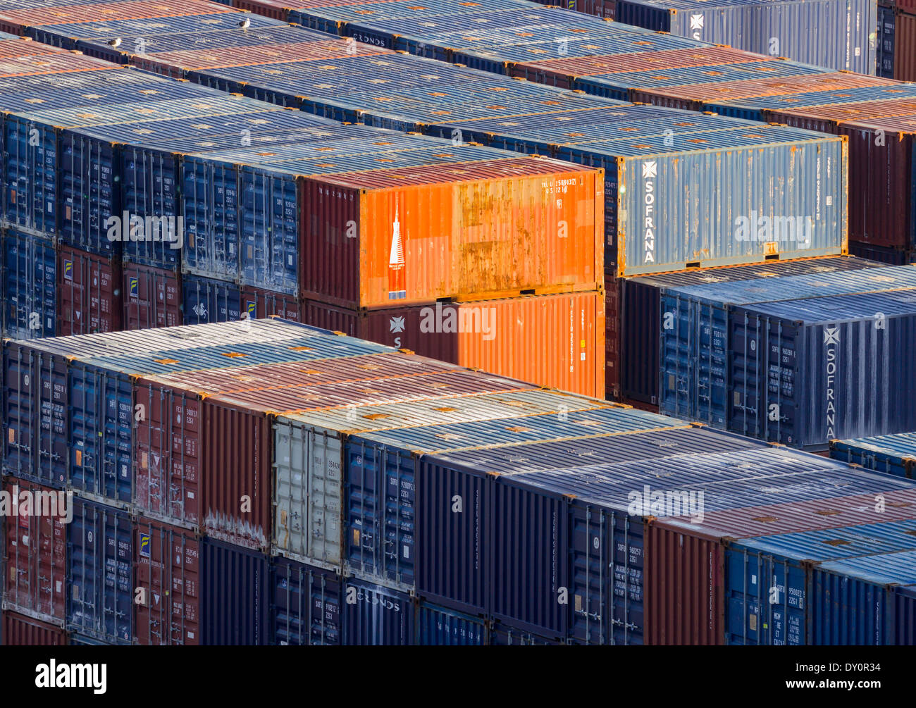 Des piles de conteneurs industriels dans un port Banque D'Images