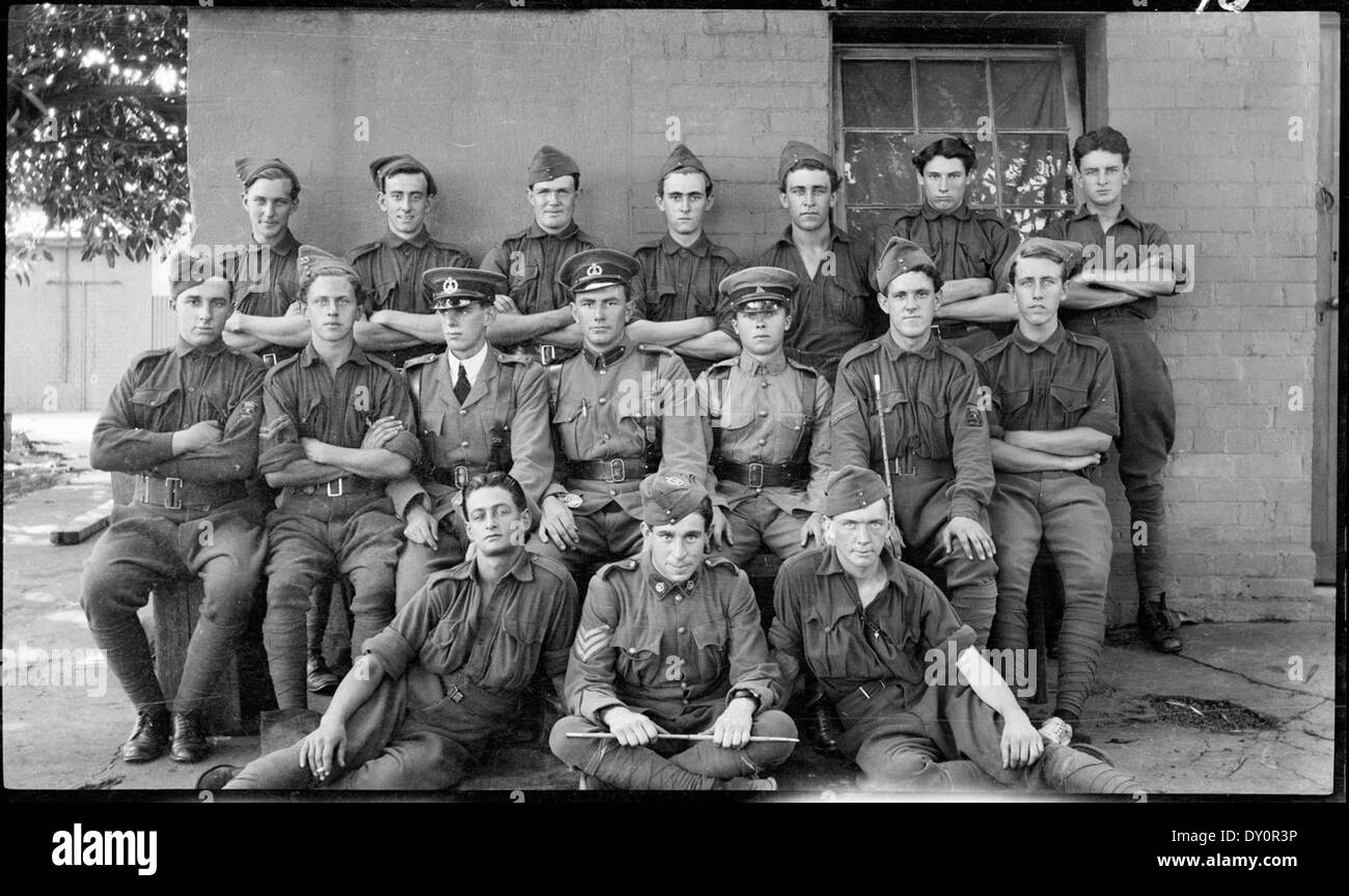 Milice, env. 1917 (un soldat a l'insigne '33' sur sa casquette fourragère et l'insigne sur la manche est 'Citizen Forces, 1812-1917' avec une étoile sur la carte de l'Australie), par Sam Hood Banque D'Images