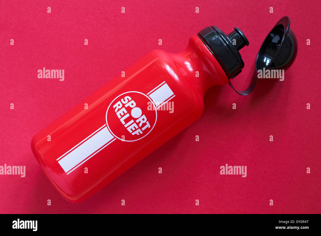 Secours Sport rouge et blanc bouteille boissons isolé sur fond rouge - verre bouteille, bouteille de boissons Banque D'Images