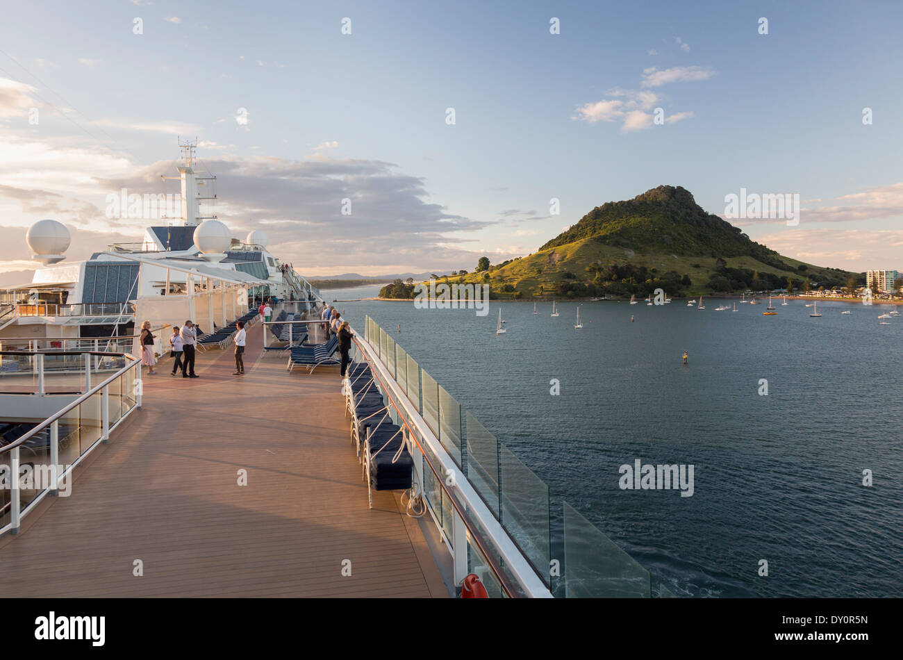 Bateau de croisière, Nouvelle-Zélande - vue à bord de la baie de Tauranga au crépuscule Banque D'Images Bateau de croisière, Nouvelle-Zélande - vue à bord de la baie de Tauranga au crépuscule Banque D'Images