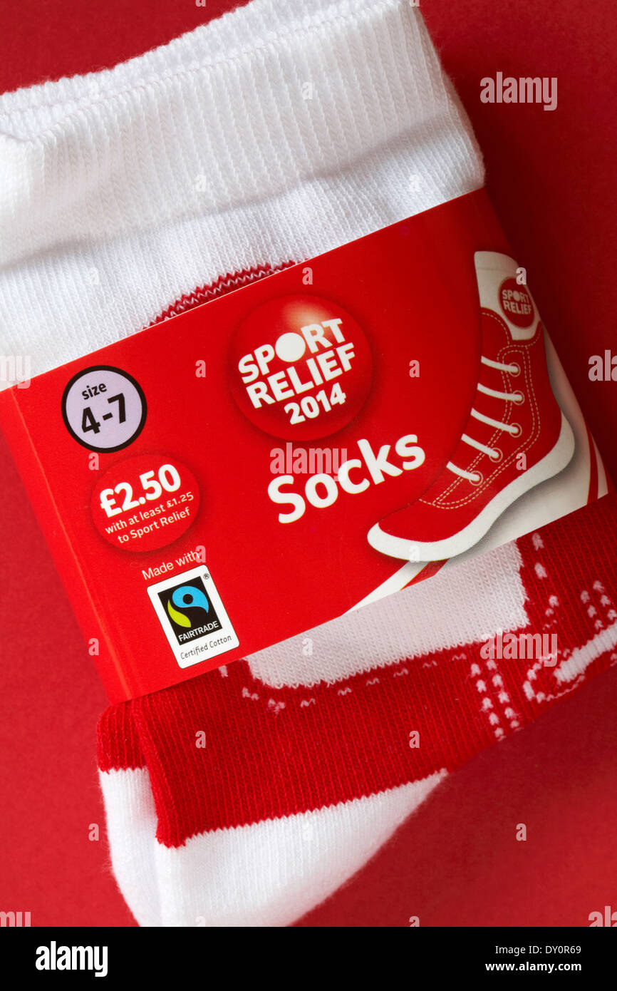 Paire de secours Sport rouge et blanc 2014 chaussettes mis sur fond rouge Banque D'Images