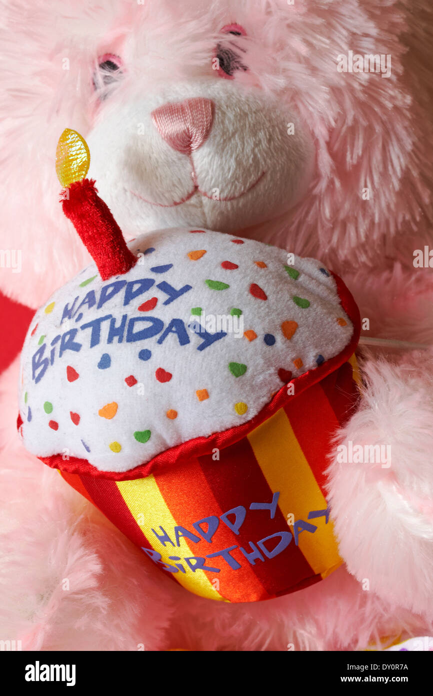 Ours En Peluche Rose Tenant Un Gateau D Anniversaire Joyeux Avec Une Bougie Allumee Teddy Avec Gateau Photo Stock Alamy