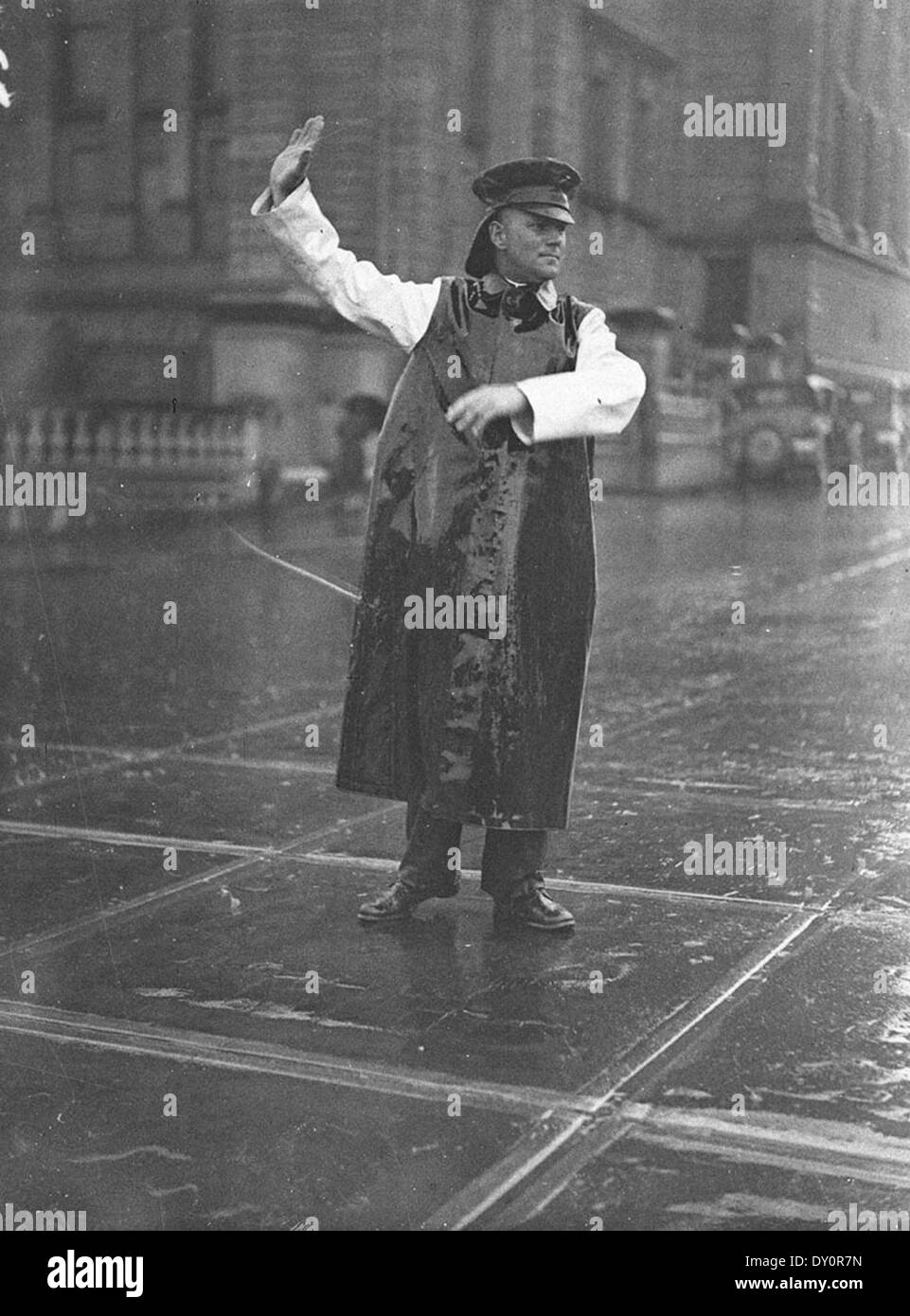 Cette photographie montre des policiers de la circulation en service à l'angle des rues Park et College en 1934, un moment de contrôle de la circulation urbaine à Sydney. La photo a été prise par Ted Hood. Banque D'Images