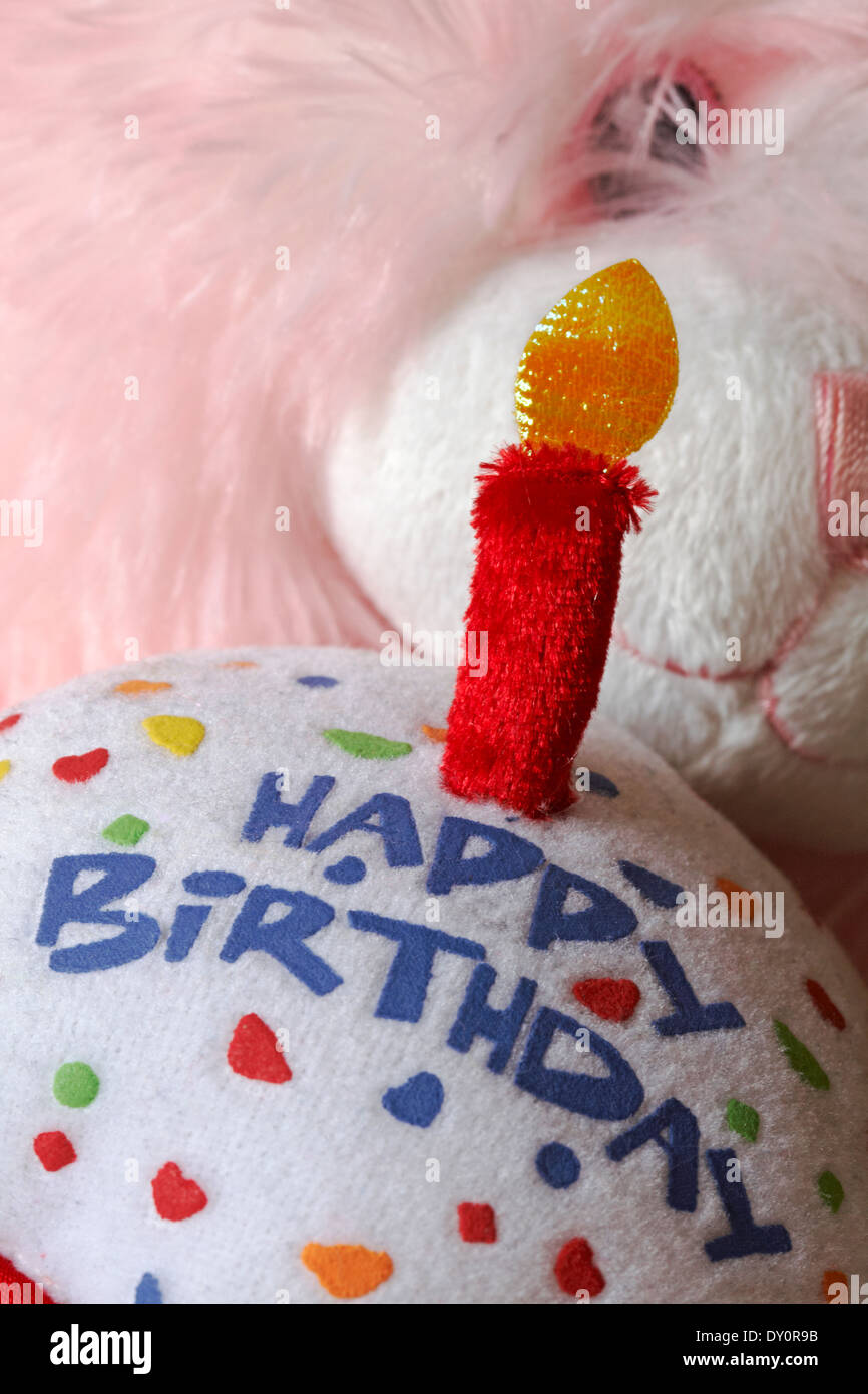 Ours En Peluche Rose Tenant Un Gateau D Anniversaire Joyeux Avec Une Bougie Allumee Teddy Avec Gateau Photo Stock Alamy