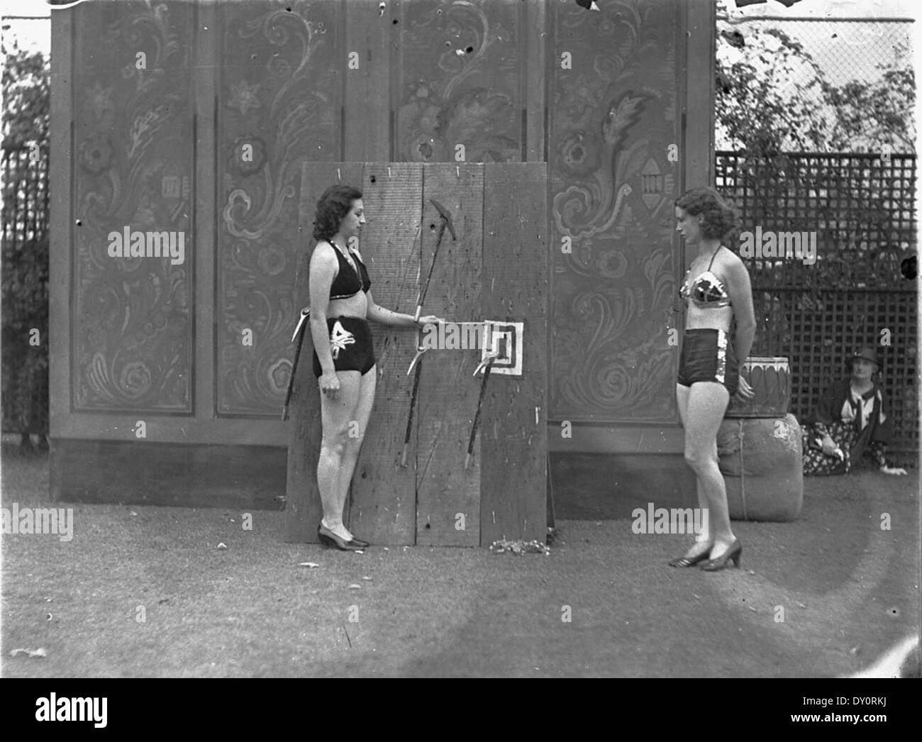 Marge Bodididilio et Tibby Gill, (assistants de l'artiste international du Stampede Steve Clemento), dans le jeu de tir à la forte séance de la fête de jardin pour l'adieu au jeu du Gouverneur (tenu pour recueillir des fonds pour le District and Bush Nursing Association), 11/1/35, Sam Hood Banque D'Images