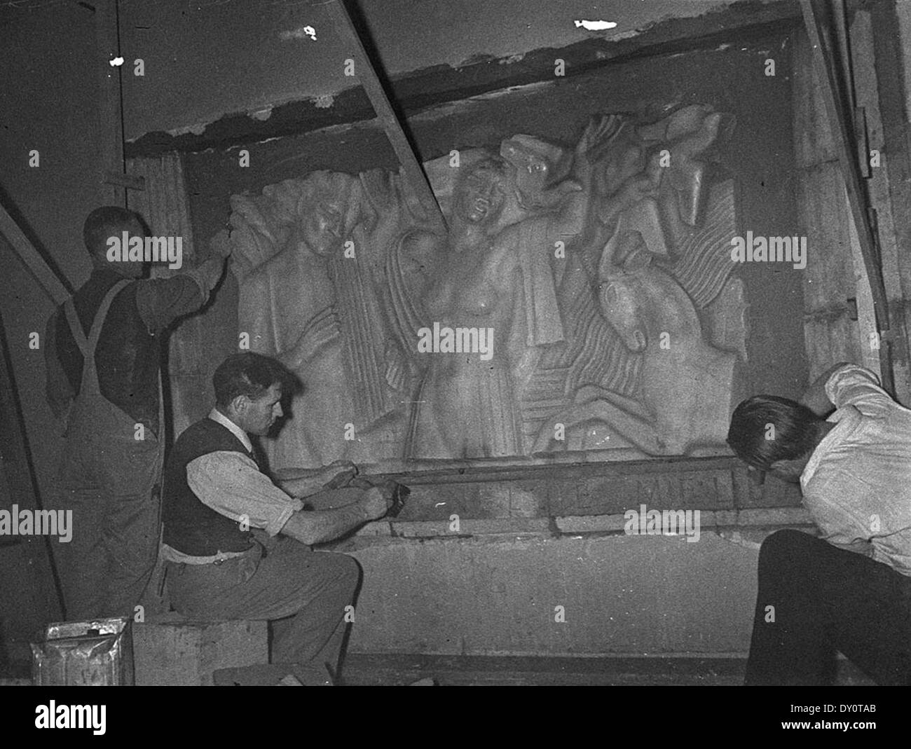 Une sculpture en bas-relief dédiée à Dame Nellie Melba est exposée à l'hôtel de ville de Sydney en 1941, capturée dans une photographie historique de Sam Hood. Banque D'Images
