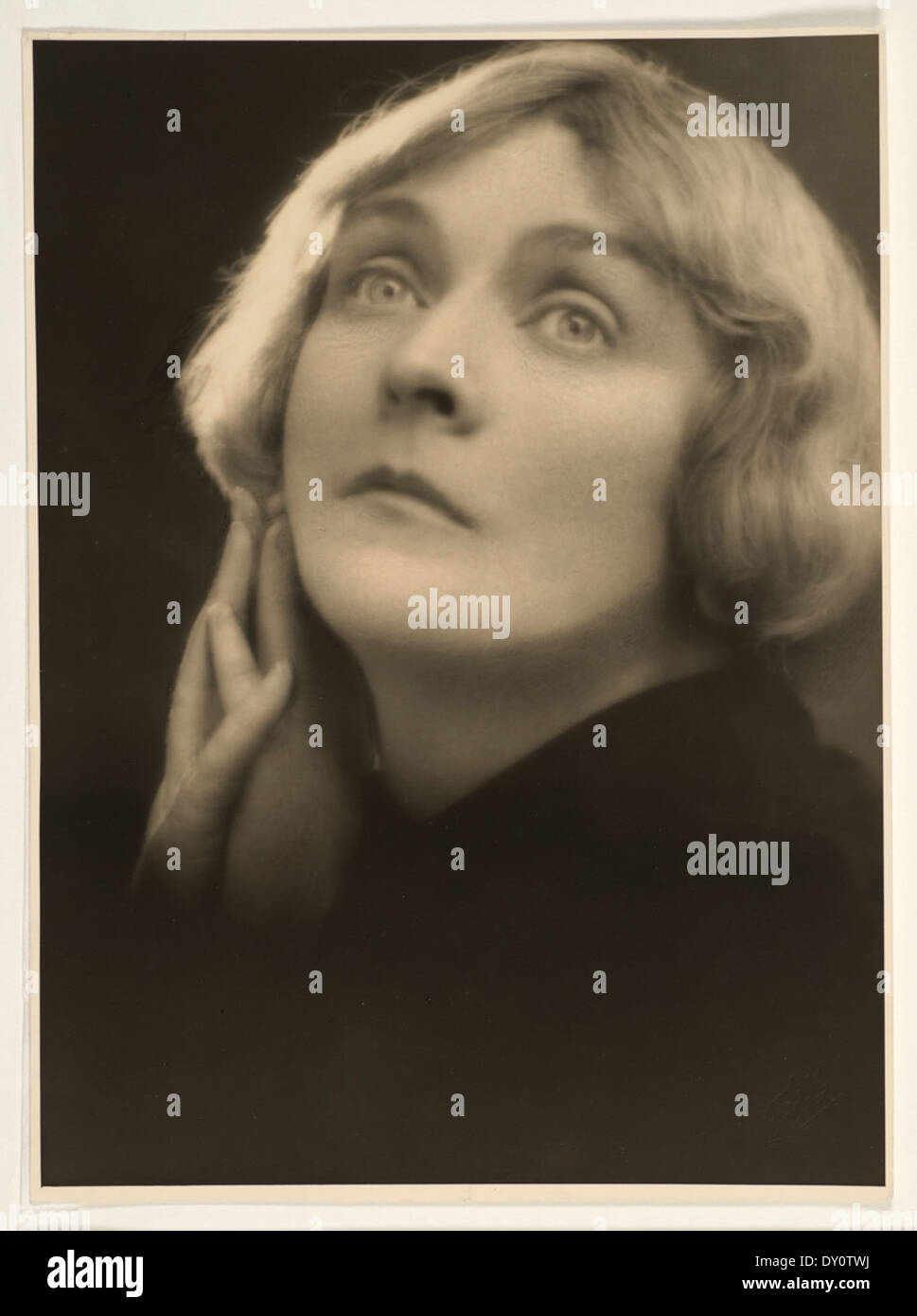 Portrait de Dame Sybil Thorndike, actrice anglaise emblématique, pris en 1932 aux Falk Studios. Thorndike est réputée pour son interprétation de Jeanne d'Arc, souvent considérée comme un symbole de force et de courage. Banque D'Images