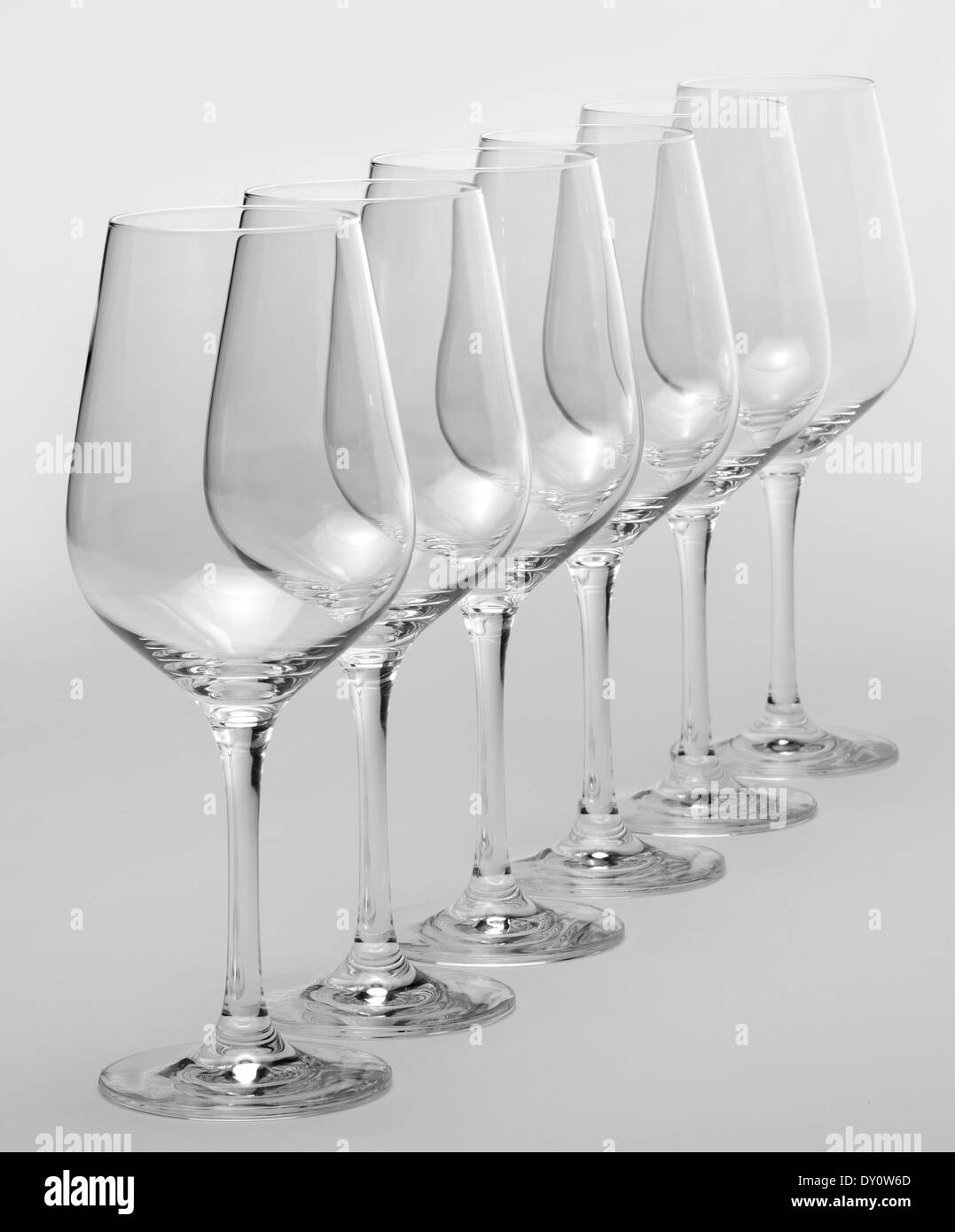 Quelques verres de vin vide et propre standing in a row en gris clair retour Banque D'Images