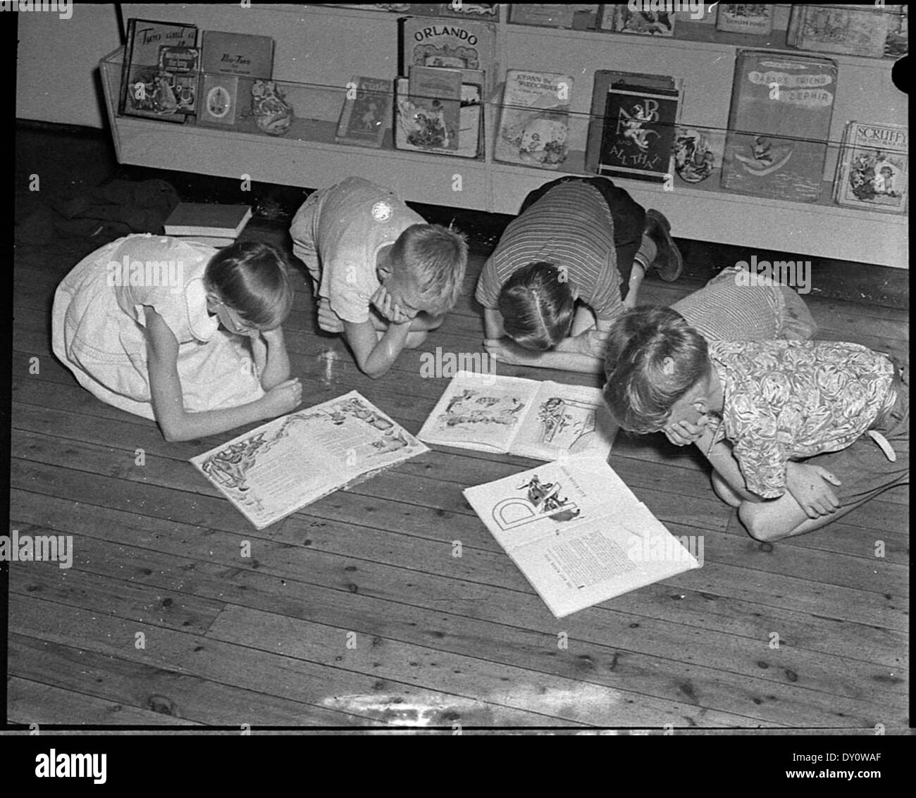 Cette photo de la collection Hood capture une scène à la Bibliothèque des enfants le 6 janvier 1955. Il met en valeur le rôle de la bibliothèque dans l'éducation préscolaire et l'importance culturelle des bibliothèques publiques pour les jeunes de l'époque. Banque D'Images