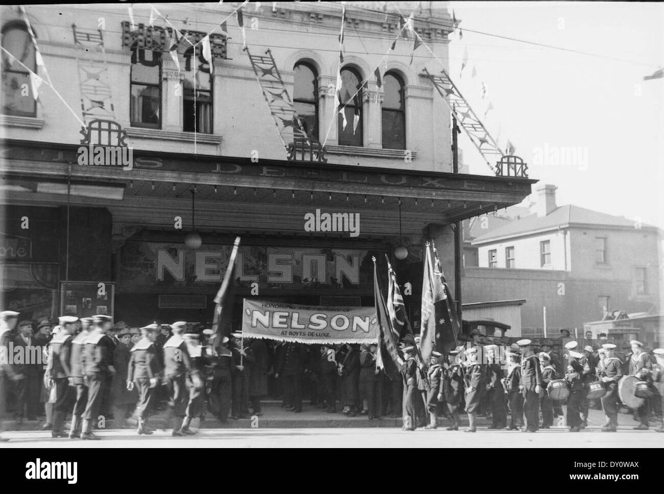 Les cadets de la Ligue navale en uniforme de mars de luxe hoyts cinema, George street, sydney pour le film 'nelson', 6 août 1928 / photographe sam hood Banque D'Images