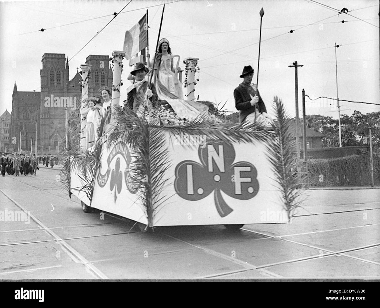 Cette photographie historique de Sam Hood capture les forestiers nationaux irlandais marchant lors de la parade de la Saint Patrick dans les années 1930 L'événement célèbre la culture et le patrimoine irlandais en Australie. Banque D'Images
