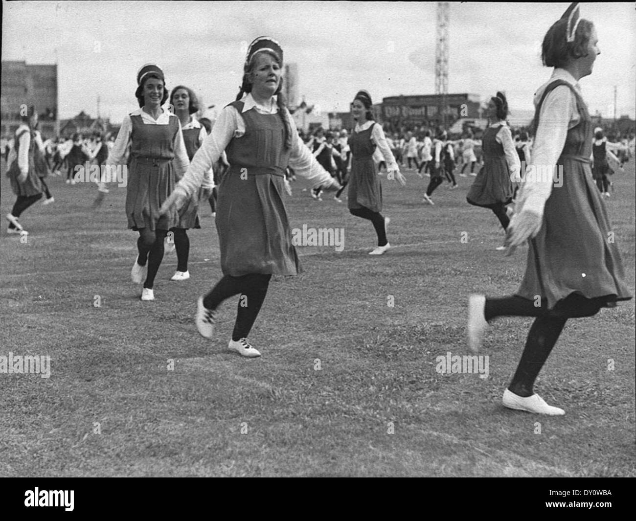Cette photographie de Sam Hood, prise le 11 mars 1939, capture le concours de la Saint Patrick à Sydney. Le défilé présente les participants en costumes, en fanfares et en célébrations communautaires pour cet événement culturel. Banque D'Images