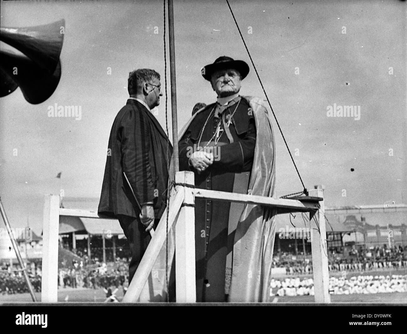 Cette photographie des années 1930 de Sam Hood montre le défilé de la Saint Patrick, capturant les festivités et la participation du cardinal Michael Kelly. L'image souligne l'importance culturelle de l'événement et la célébration publique du patrimoine irlandais en Australie. Banque D'Images