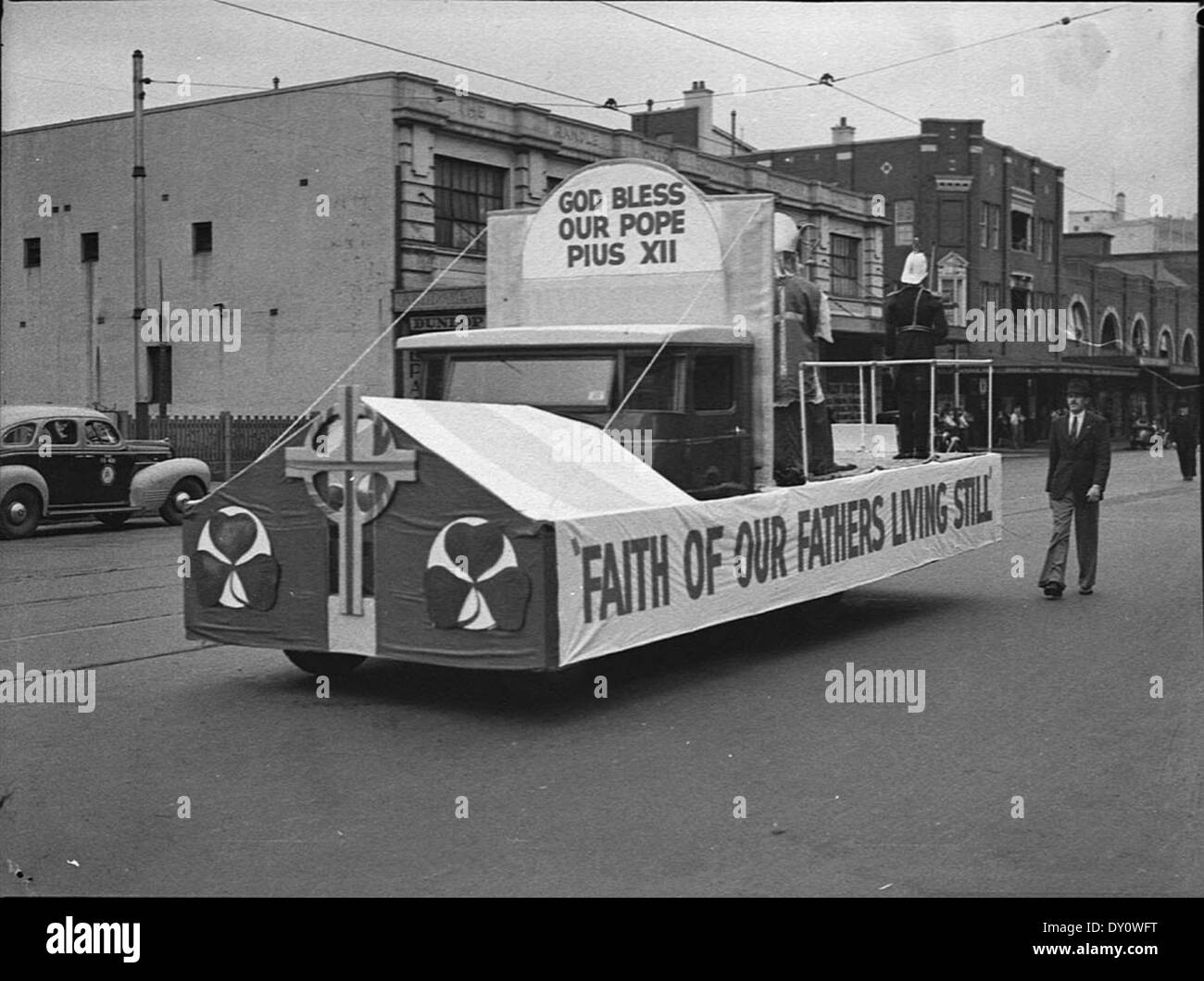 Cette photographie, prise le 11 mars 1939, capture le concours de la Saint Patrick à Surry Hills, Sydney. L’image de Sam Hood met en valeur l’atmosphère festive du défilé, reflétant les célébrations culturelles irlando-australiennes à Sydney, marquant un événement important dans l’histoire culturelle locale. Banque D'Images