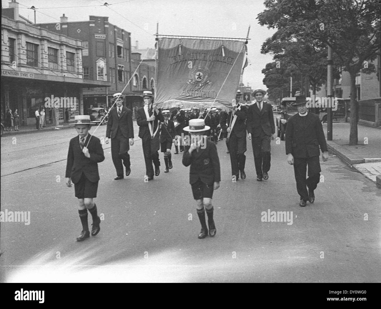 Cette photographie capture le concours de la Saint Patrick au Collège de la salle à Ashfield, qui s'est tenu le 11 mars 1939. Il met en lumière les festivités, y compris les étudiants habillés en tenue irlandaise traditionnelle pour la célébration. Banque D'Images