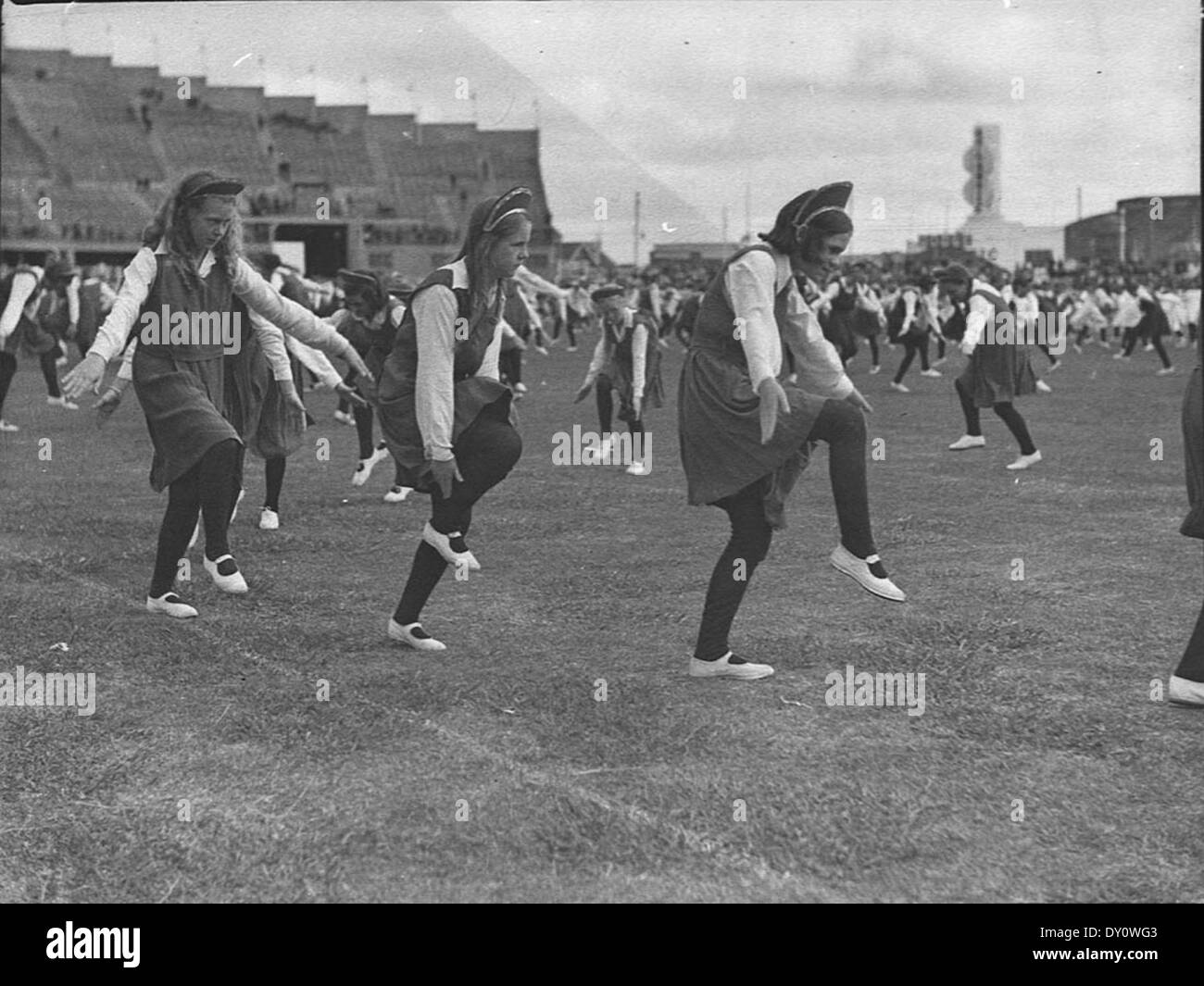 Une photographie du concours de la Saint Patrick à Sydney le 11 mars 1939. Capturée par Sam Hood, l'image présente le défilé animé, avec des participants vêtus d'une tenue festive célébrant la culture et le patrimoine irlandais en Australie. Banque D'Images