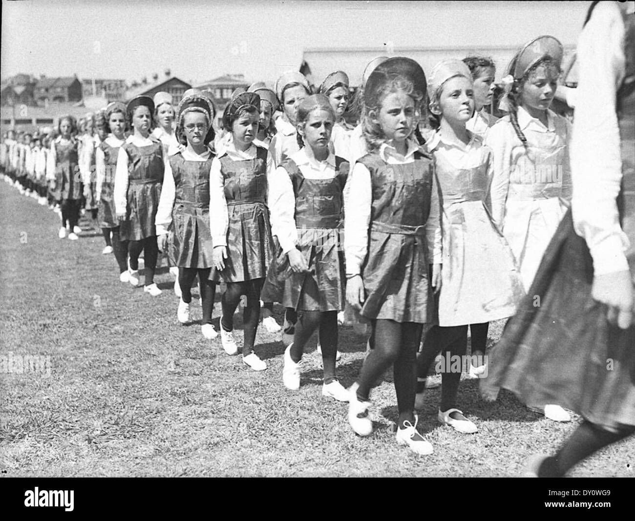 Cette photographie vintage prise par Sam Hood en mars 1940 capture les événements sportifs de la fête de Patrick qui se déroulent au Showground. L'image met en valeur les célébrations et les activités de plein air de l'époque. Banque D'Images
