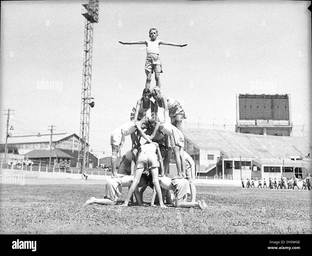 Cette photographie de Sam Hood capture l'événement sportif de la Fête Patrick au Showground en mars 1940, mettant en lumière la culture sportive australienne du début du XXe siècle. Banque D'Images