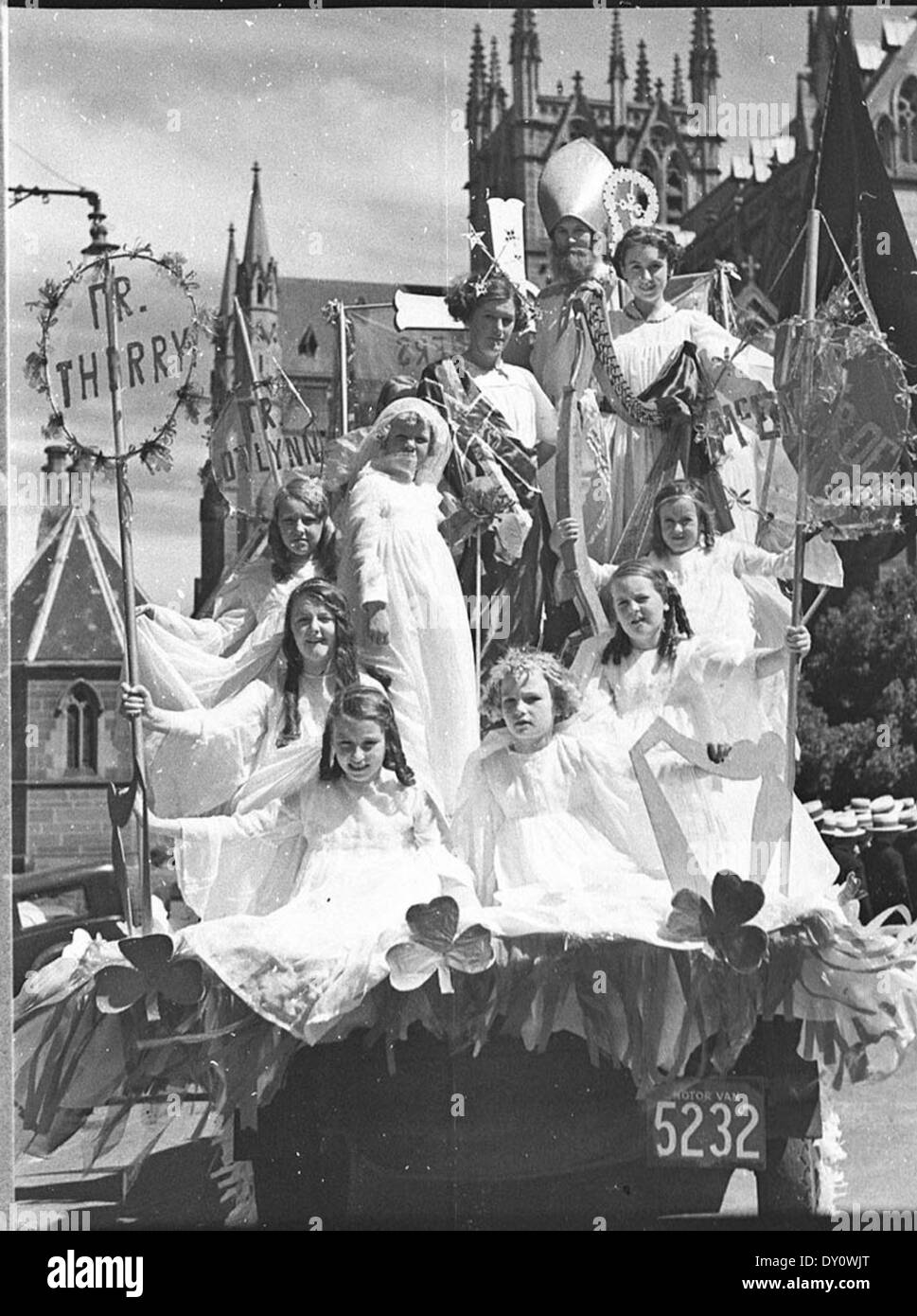 Capturée par Sam Hood, cette photo du 13 mars 1937 montre une célébration publique de la fête de Saint Patrick à Sydney. Il présente une atmosphère festive, avec des foules dans les rues célébrant la fête culturelle irlandaise. Banque D'Images