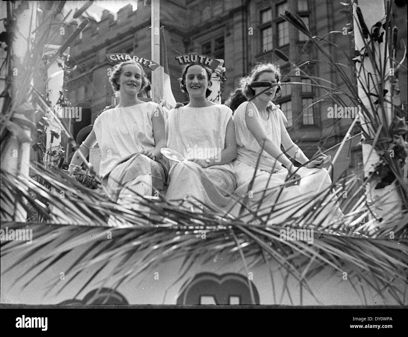 Cette photographie des années 1930 capture un défilé animé de la Saint Patrick, mettant en valeur les célébrations culturelles et festivités en l'honneur de Saint Patrick. L'image reflète l'esprit de la fête irlandaise au début du XXe siècle. Banque D'Images