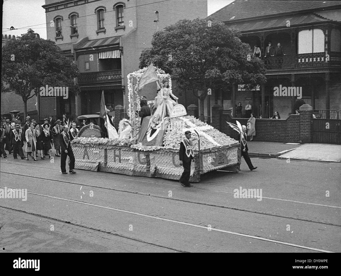Une photographie du concours de la fête de la Saint Patrick à Surry Hills, Sydney, le 11 mars 1939, capturant l’atmosphère festive et la participation de la communauté au défilé. Banque D'Images