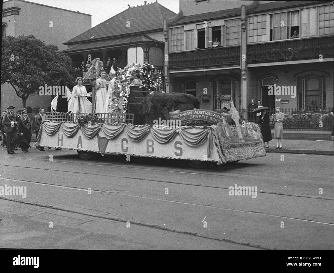Cette photographie, prise le 11 mars 1939, montre le concours de la Saint Patrick organisé par la Hibernian Australasian Catholic Benefit Society. Il a eu lieu sur Flinders Street, Surry Hills, capturant la célébration de la culture irlandaise à Sydney dans les années 1930 Banque D'Images