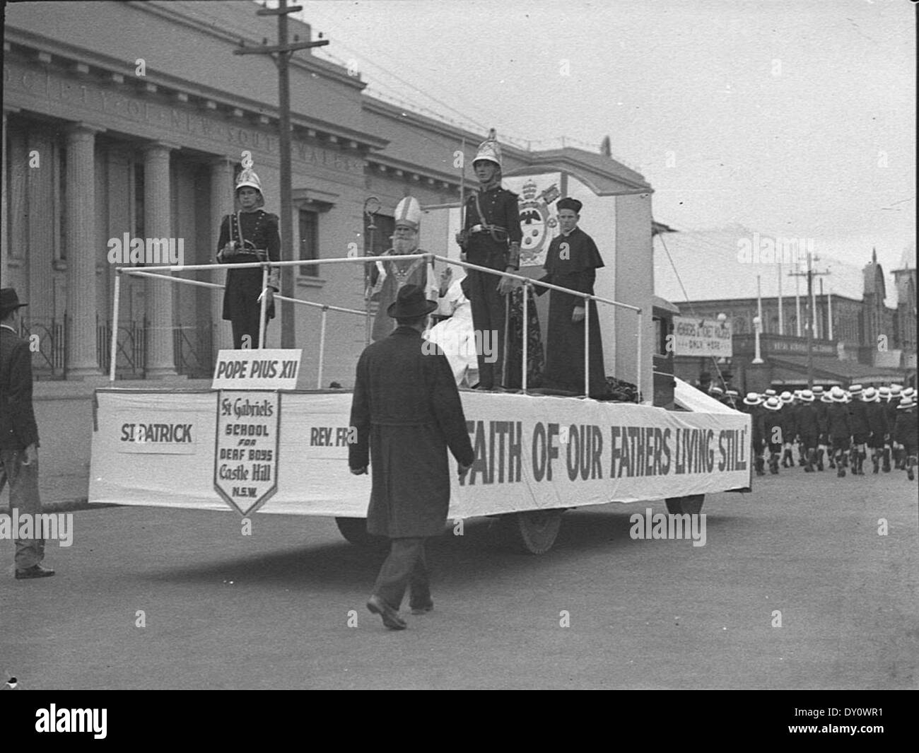 Une photographie de Sam Hood du concours de la Saint Patrick qui s’est tenu le 11 mars 1939 à l’École des garçons sourds Gabriel de Sydney, mettant en valeur la célébration de la culture irlandaise par les élèves de l’école. Banque D'Images