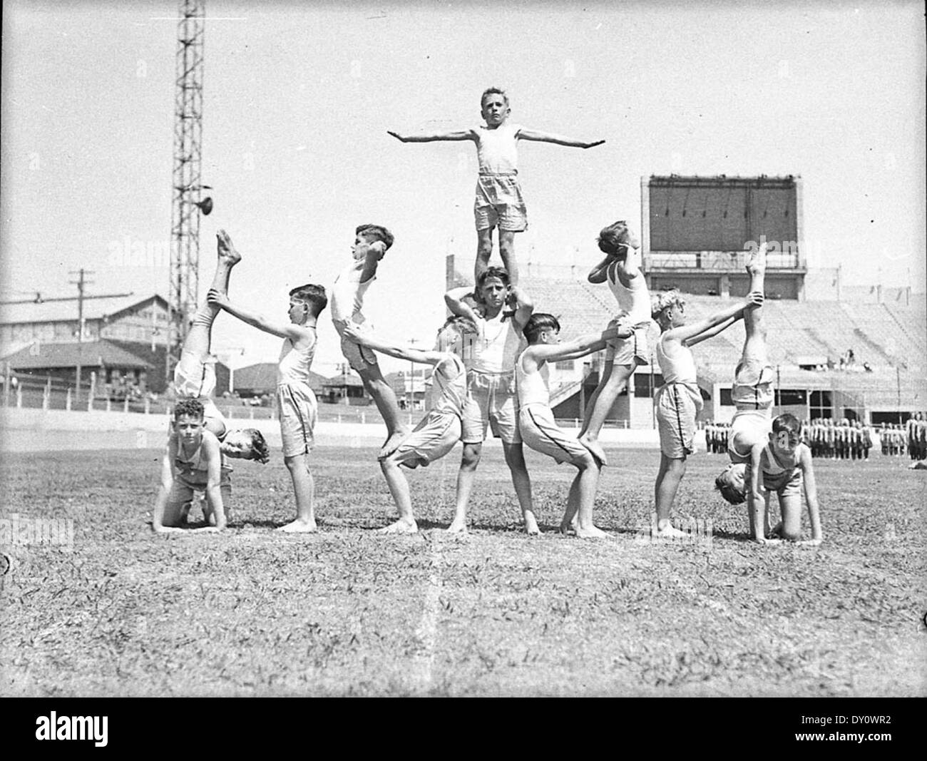 Cette photo de mars 1940 capture les sports de la fête de Patrick au Showground, montrant une variété d'activités de plein air pendant l'événement. Banque D'Images