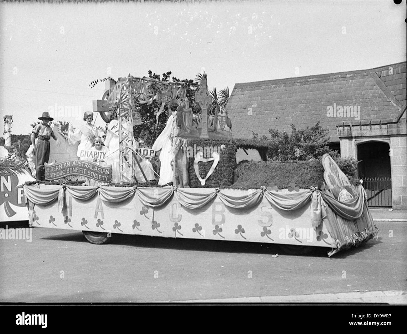 Cette photographie montre le défilé de la Saint Patrick des années 1930, organisé par la Hibernian Australasian Catholic Benefit Society. L'image reflète l'atmosphère culturelle et festive de l'époque à Sydney. Banque D'Images