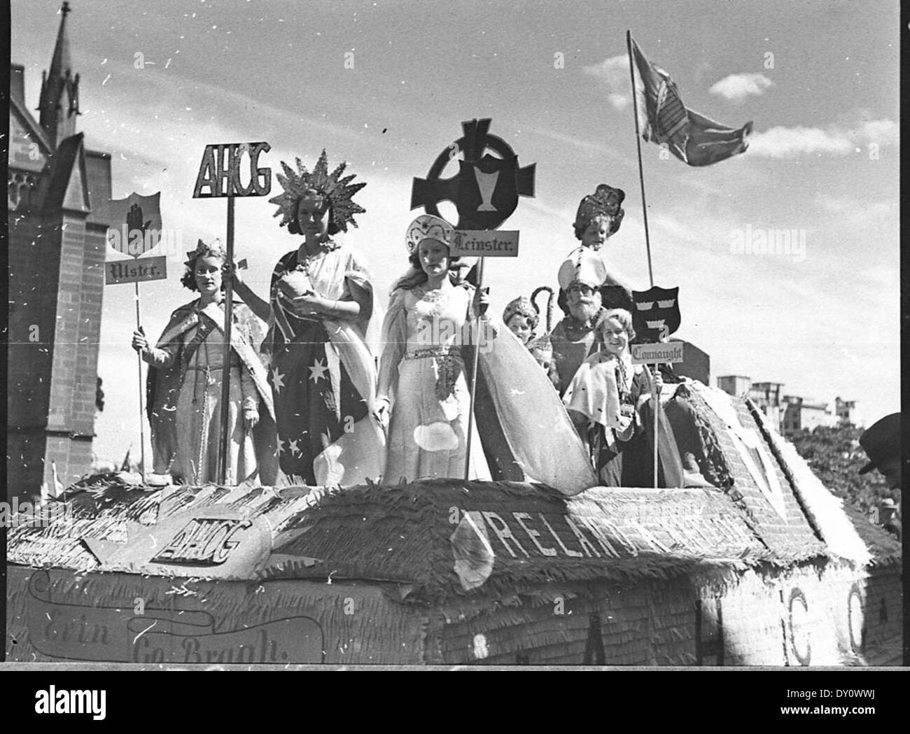 Cette photographie vintage, prise par Sam Hood le 13 mars 1937, capture la célébration de la fête de Patrick en Australie. L'image fait partie d'une série axée sur les moments historiques, avec le thème de garder Australia GE libre, reflétant une période significative dans l'histoire australasienne. Banque D'Images