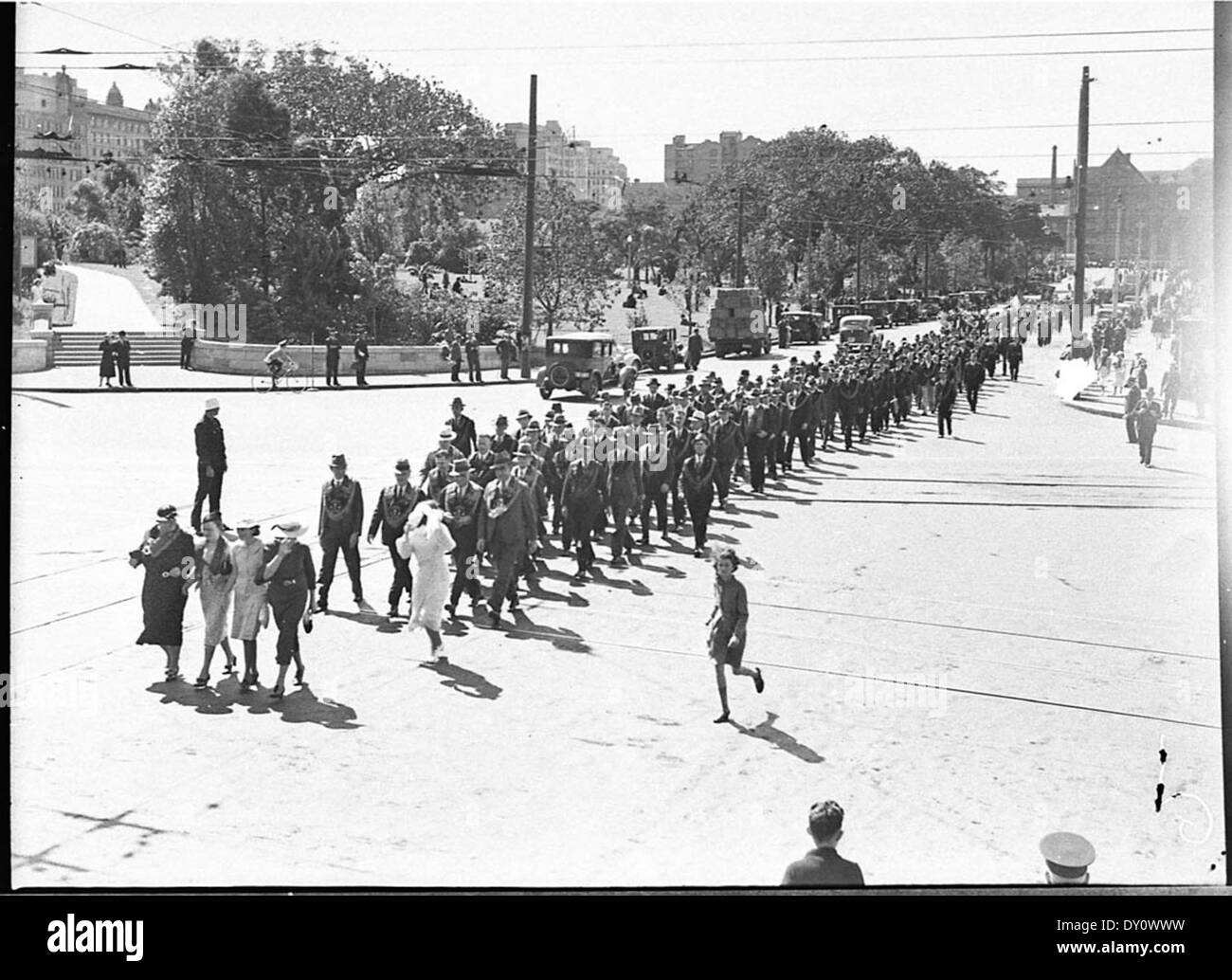 Cette photographie de Sam Hood, prise le 13 mars 1937 à l'occasion de la fête de Patrick, capture une scène festive en Nouvelle-Galles du Sud, célébrant le patrimoine et la culture irlandais. L'image fait partie de la collection de la Bibliothèque d'État de Nouvelle-Galles du Sud. Banque D'Images