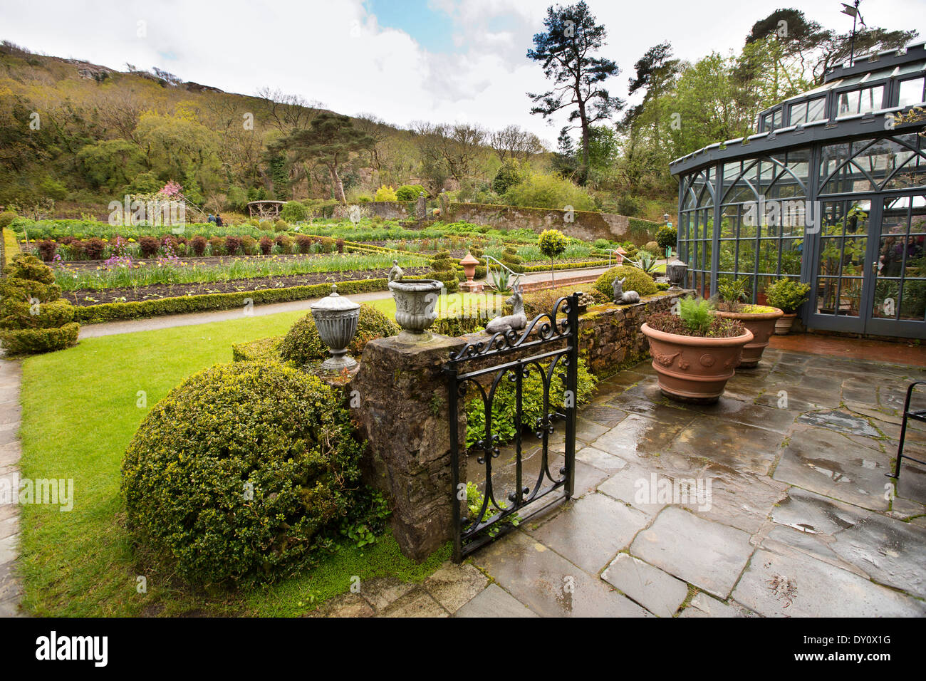 L'Irlande, Co Donegal, le Glenveagh Castle jardins formels et véranda Banque D'Images