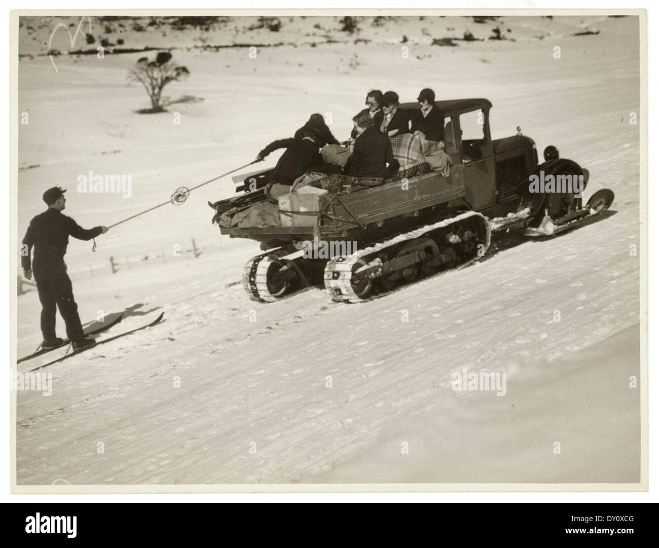 Chariot avec bande de roulement caterpillar skieur tire à travers la neige, Kosciusko, 193- / photographe Sam Hood Banque D'Images