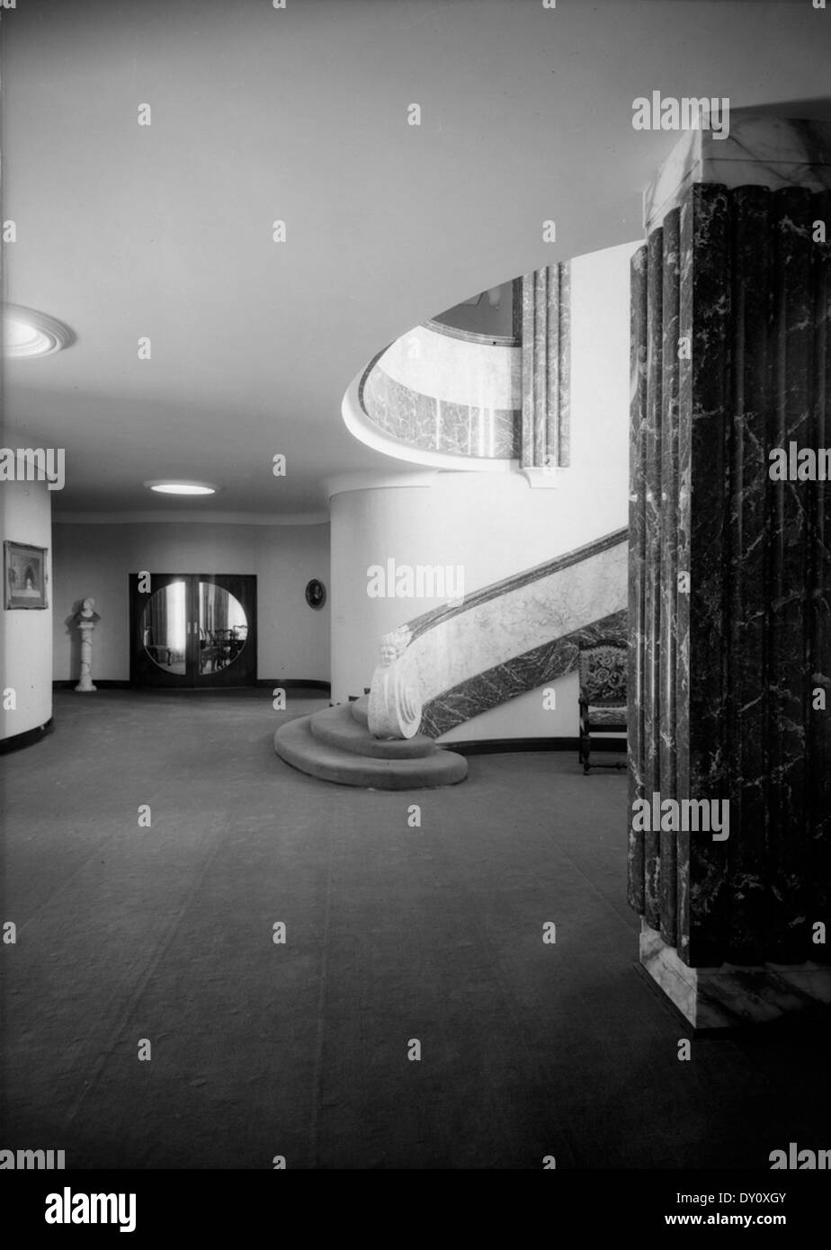 Une photographie des années 1930, montrant l'intérieur de la maison de Mr. T.A. Field à Turramurra, Sydney. L'image capture l'escalier, le hall d'entrée et la salle de bains, mettant en valeur le design et l'architecture australiens du milieu du XXe siècle. Banque D'Images