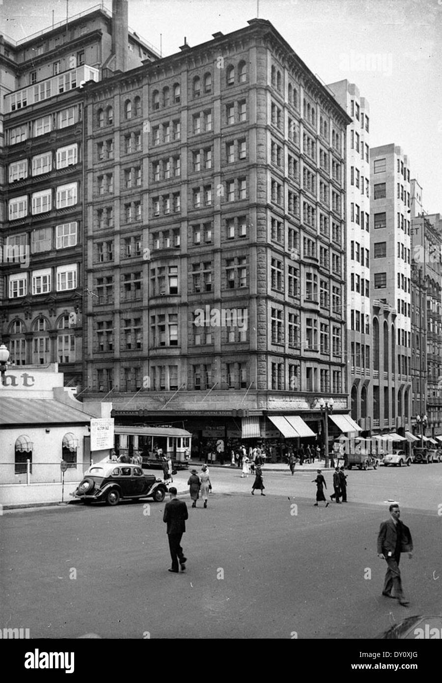 Cette photographie datant d'environ 1935 capture Martin place et Castlereagh Street à Sydney, mettant en valeur l'hôtel Australia et les rues animées de l'époque. Banque D'Images