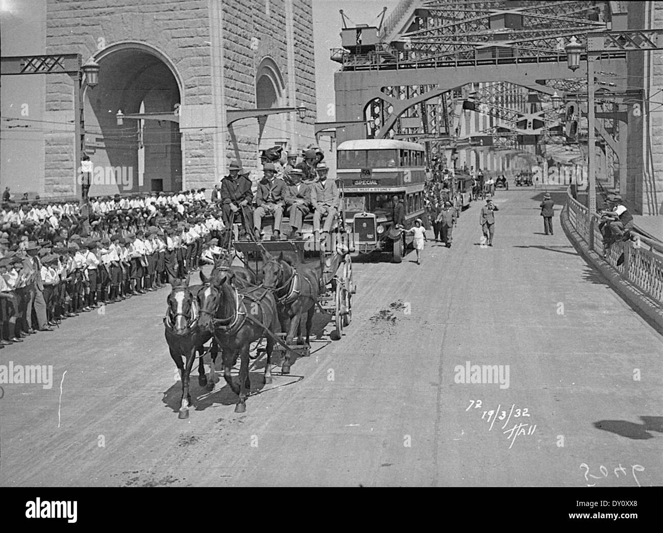 Stage coach & bus double étage en procession, Sydney Harbour Bridge, Célébrations 1932 / photographe Hall & Co. Banque D'Images