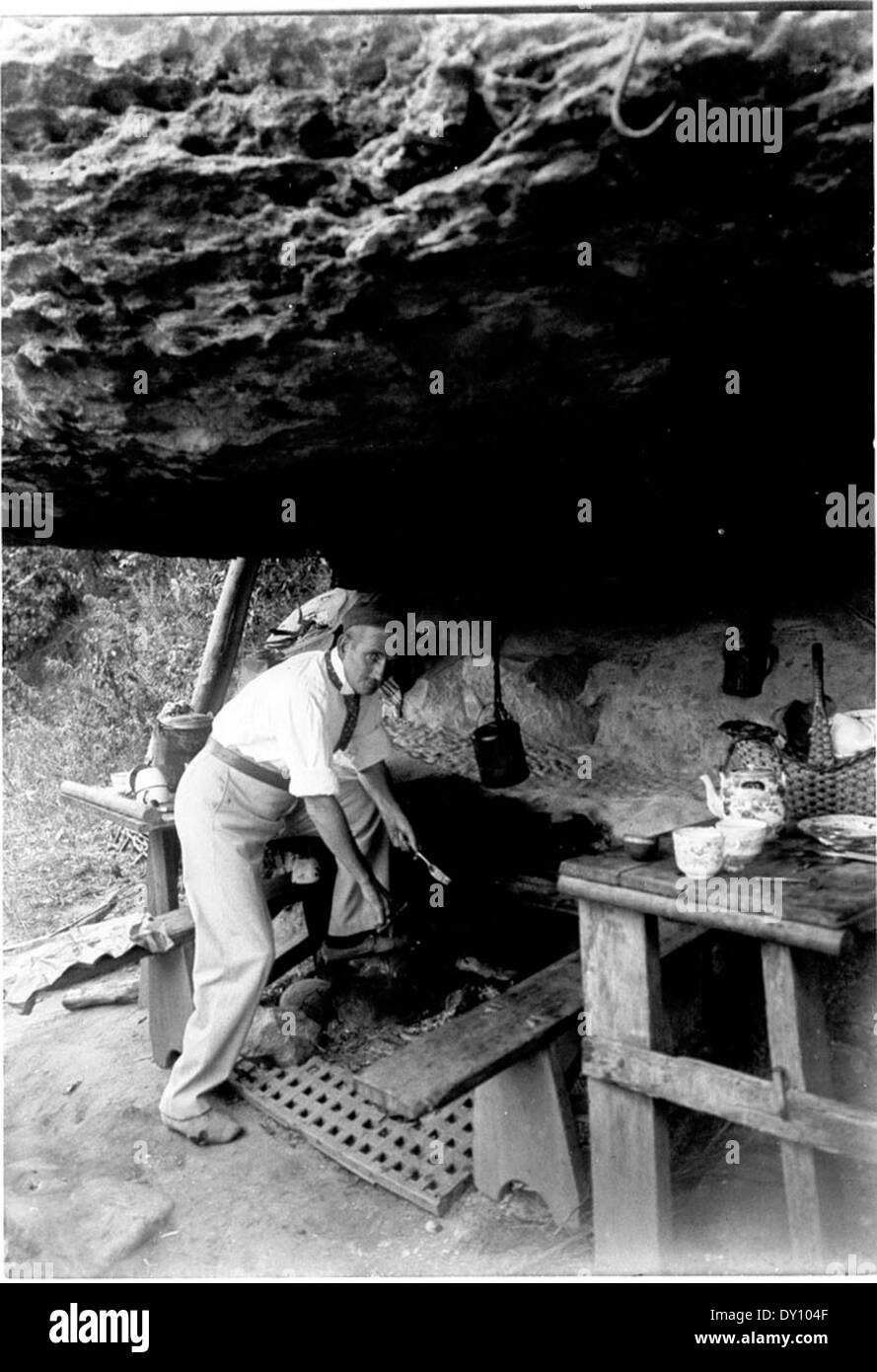 Paddy Flynn, commis en chef, Département des travaux publics, cuisine sur feu ouvert, cuisine du camp (pour trouver le site du pont de Spit) dans un abri de roche, Middle Harbour Banque D'Images