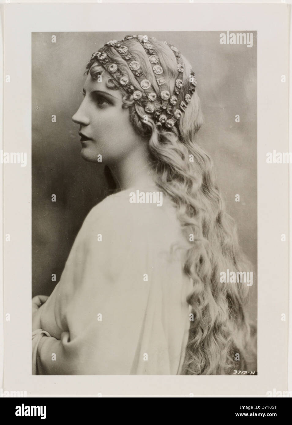 Une photographie vintage de Kirsten Flagstad jouant le rôle d'Elsa dans l'opéra de Wagner 'Lohengrin' vers 1938. Flagstad était réputée pour sa voix de soprano wagnérienne et était une figure de proue dans le monde de l'opéra. Banque D'Images