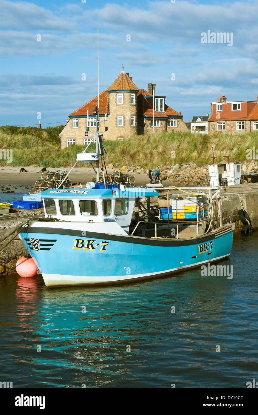 Petit chalutier de pêche côtière Harbour Beadnell attachés dans le Northumberland England Royaume-Uni UK Banque D'Images