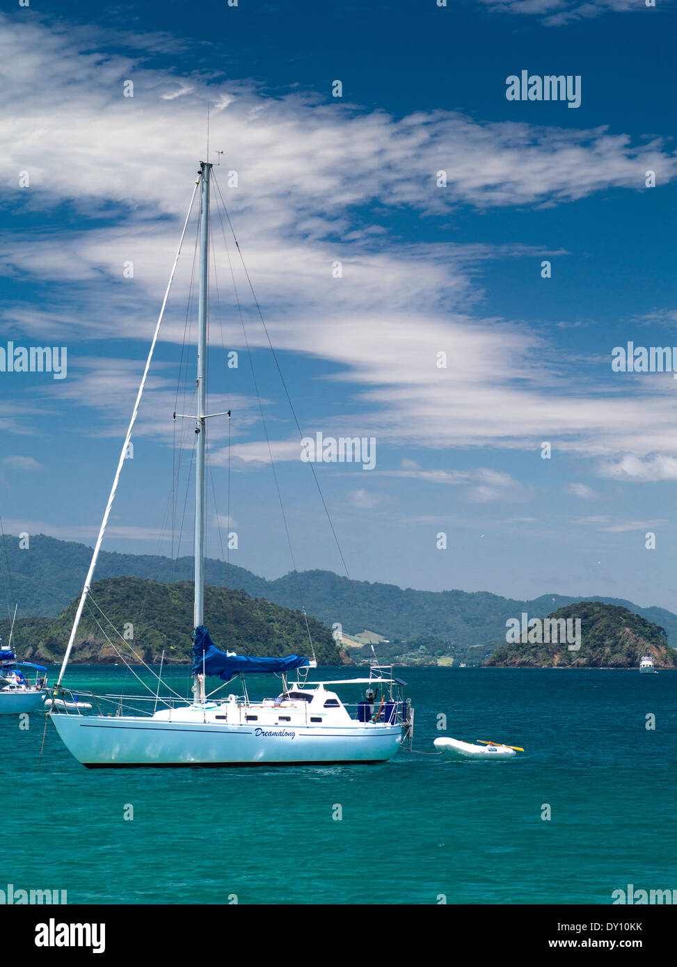 Vue vers l'île de Motuarohia sur la baie des îles. Voiliers amarrés. Banque D'Images