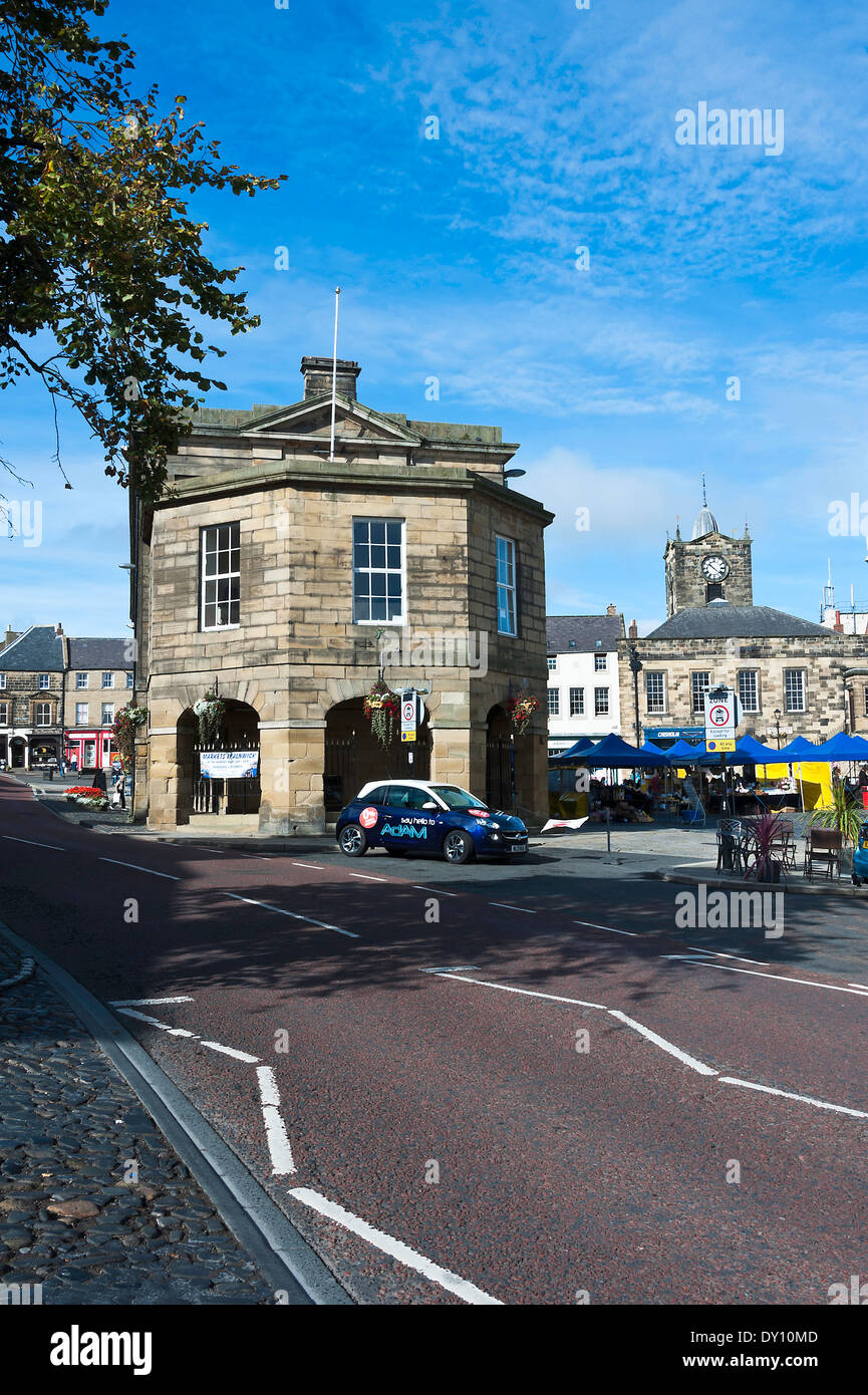 Le superbe marché de la rue de Bondgate Alnwick dans l'intérieur de boutiques et étals du marché Northumberland England Royaume-Uni UK Banque D'Images