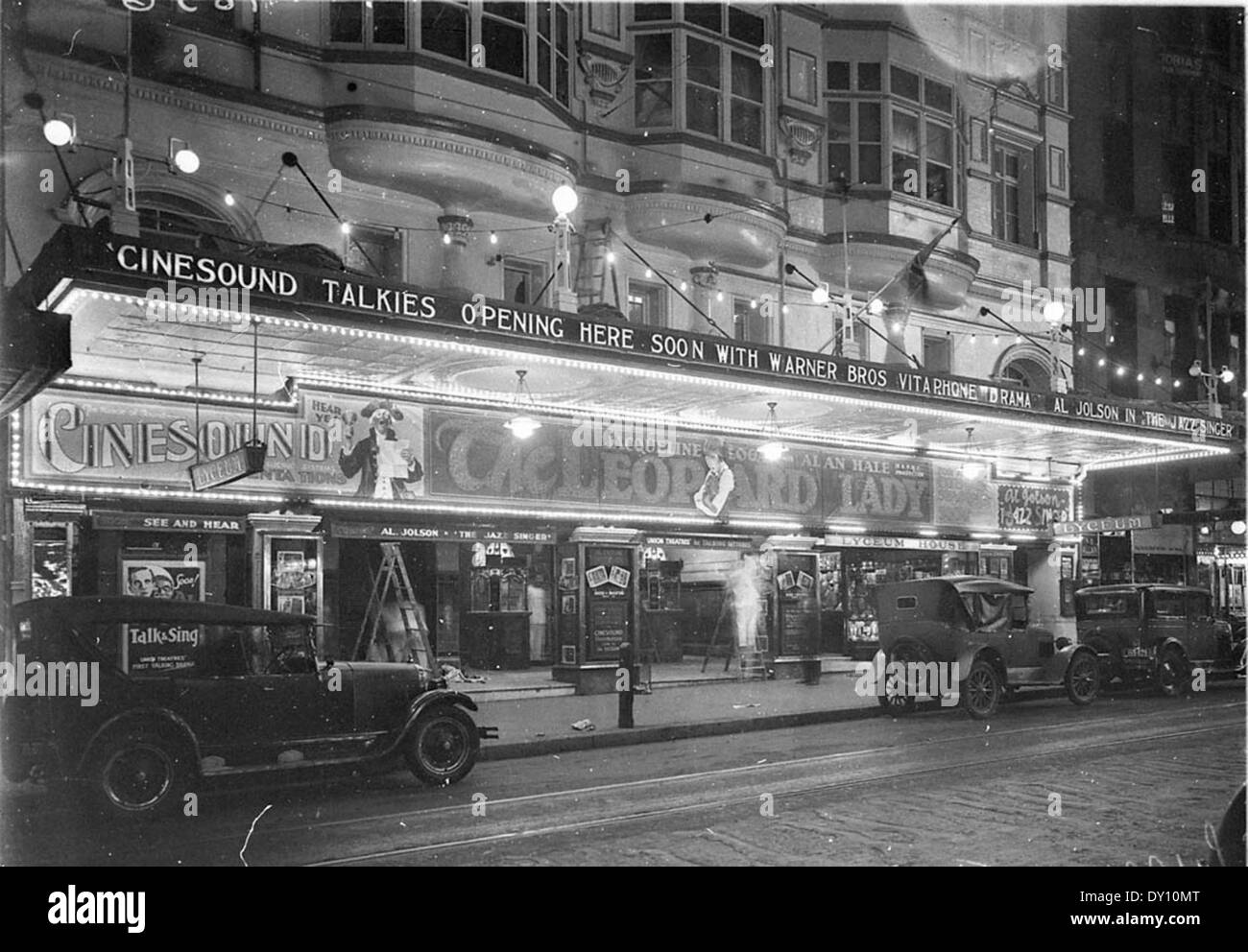 Devant le théâtre Lyceum la nuit, Sydney [fin 1928] avec Jaqueline Logan et Alan Hale dans « la Dame du léopard ». Annonce également: 'Cinesound Talkies ouverture ici bientôt avec Warner Bros. Vitaphone Drama, Al Jolson dans 'The Jazz Singer' (Vitaphone était un so Banque D'Images